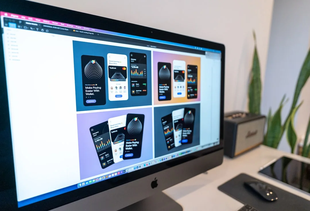 Un espace de travail moderne avec un smartphone affichant un écran et une configuration informatique, idéal pour des thèmes liés aux affaires et à la technologie.